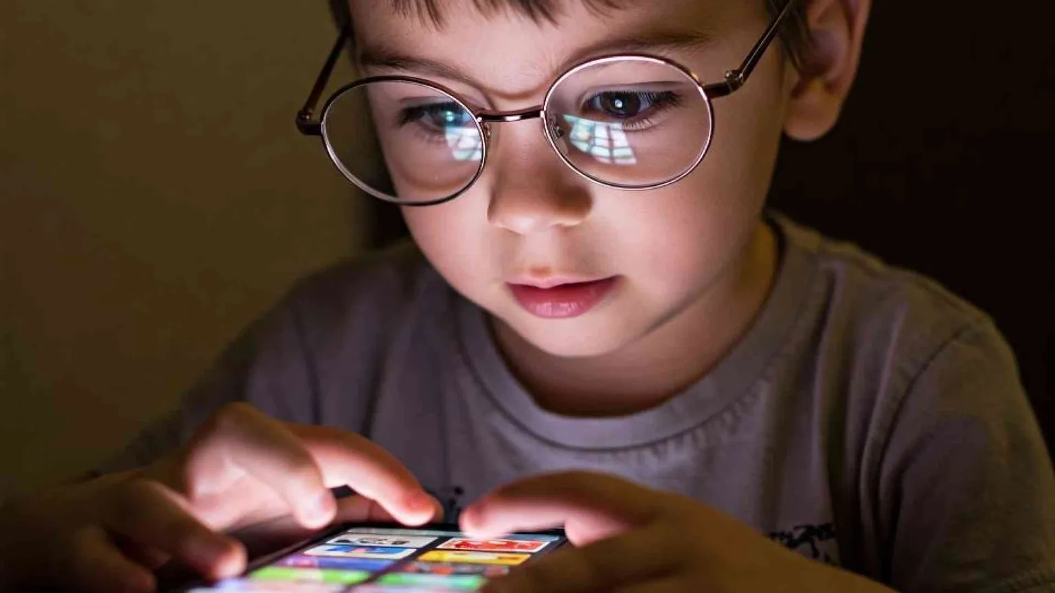 Nel 2050 metà degli italiani saranno miopi: «Bimbi troppo tempo col cellulare»