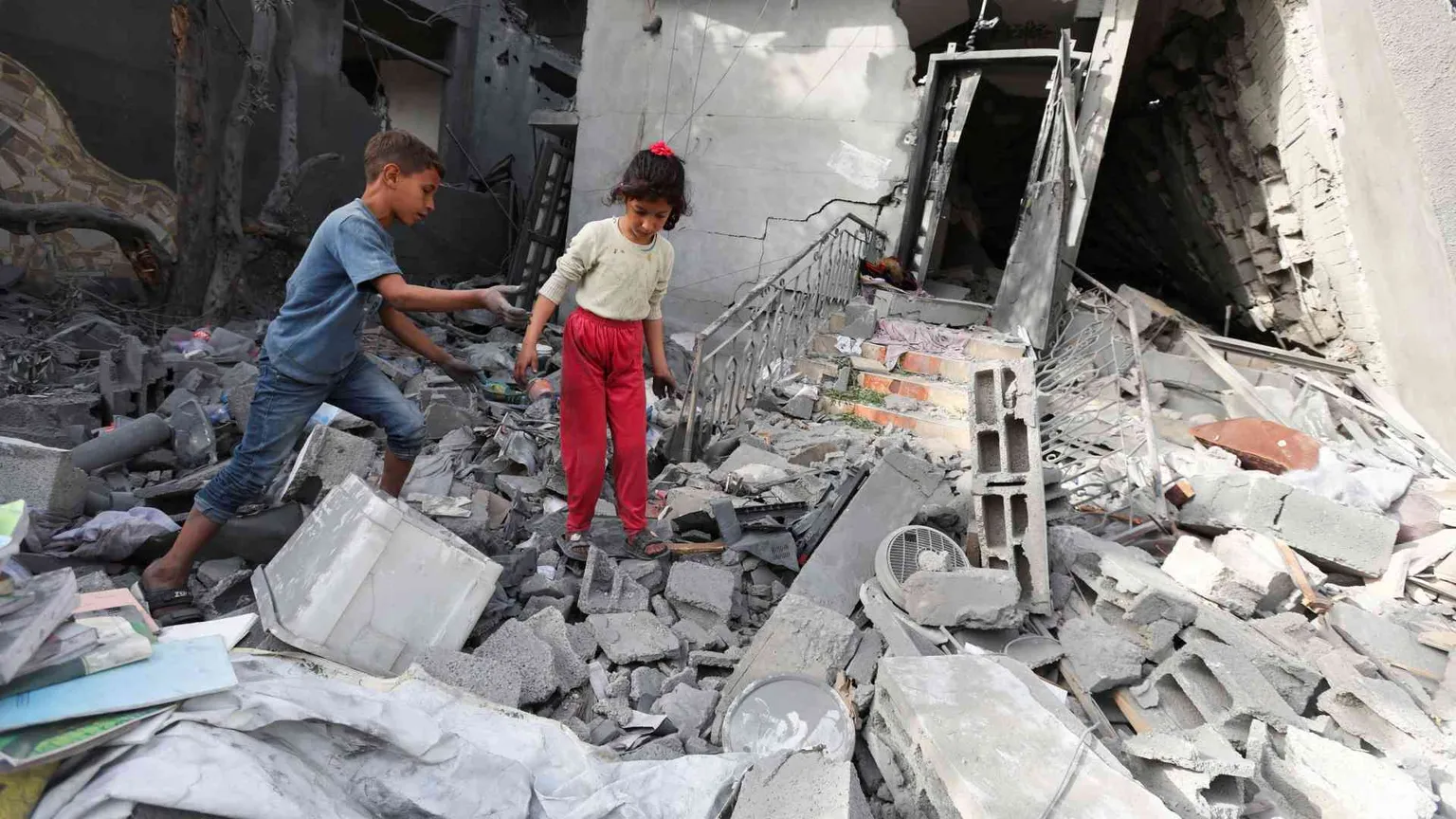 A Gaza si continua a morire: nella notte 26 vittime, tra cui 5 bambini