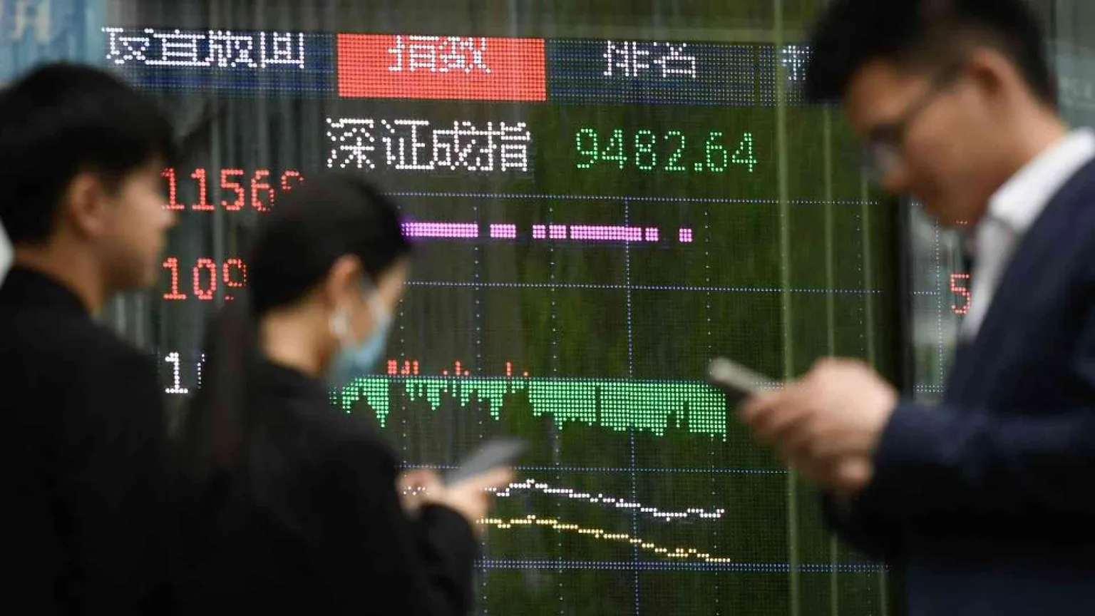 Anche l'Ue sospende i dazi per 90 giorni. E la Cina attacca gli Usa