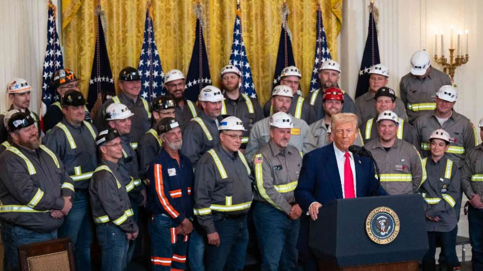 “Libertà di doccia” e rilancio del carbone, Trump abolisce l'agenda verde