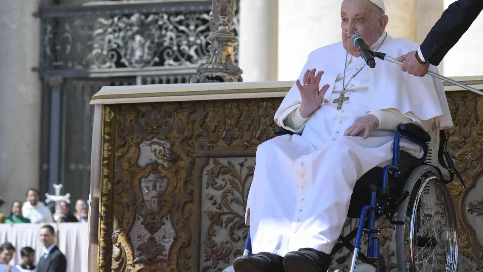 Il Papa in costante miglioramento. Ha anche ricevuto diversi collaboratori