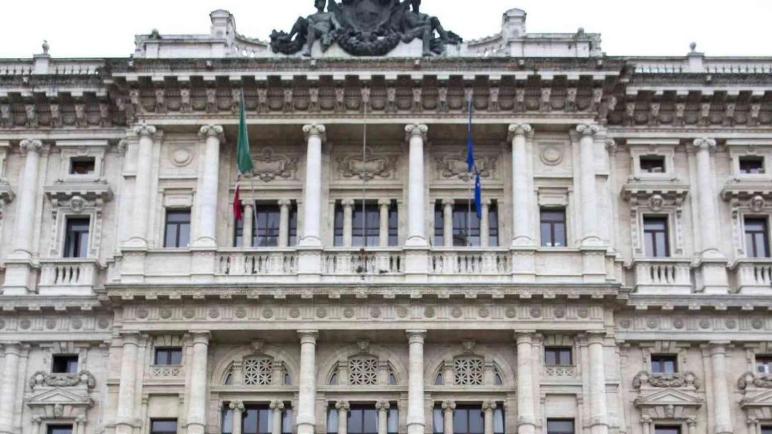 Perché non torniamo al più corretto "padre, madre o chi ne fa le veci"?