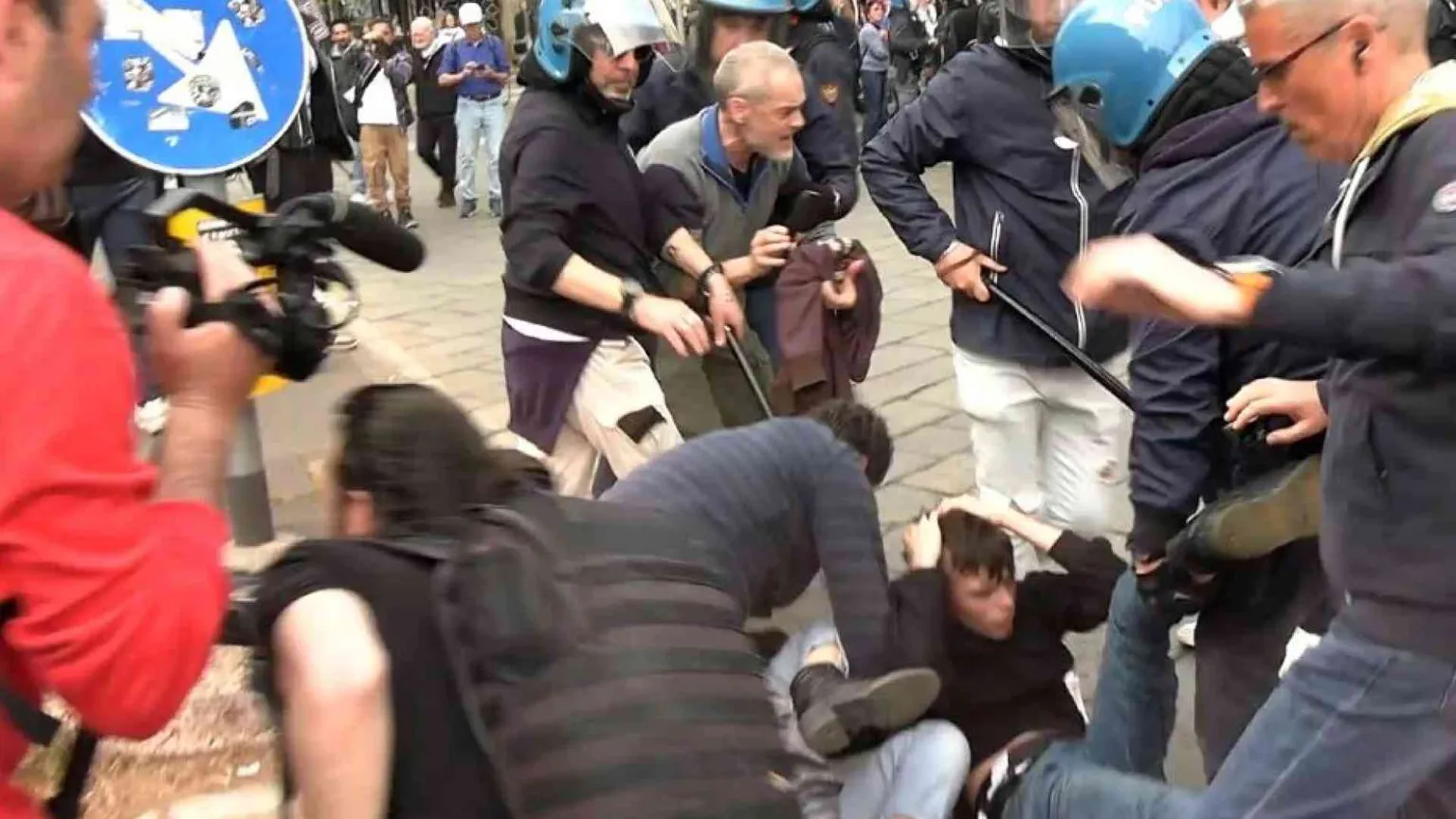 Scontri con gli agenti da Torino a Roma. Piantedosi verso una nuova stretta