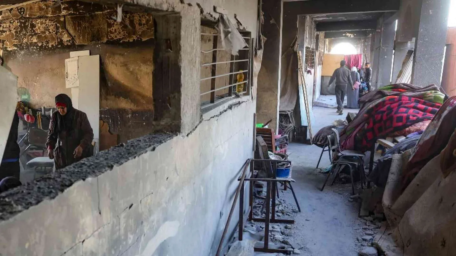 I missili di Israele sull'ospedale di Gaza: terrore e barelle in strada