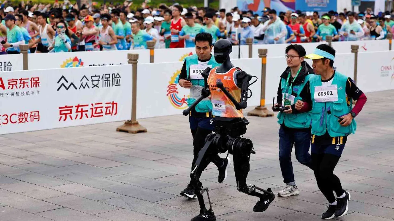 A Pechino la prima mezza maratona per robot umanoidi