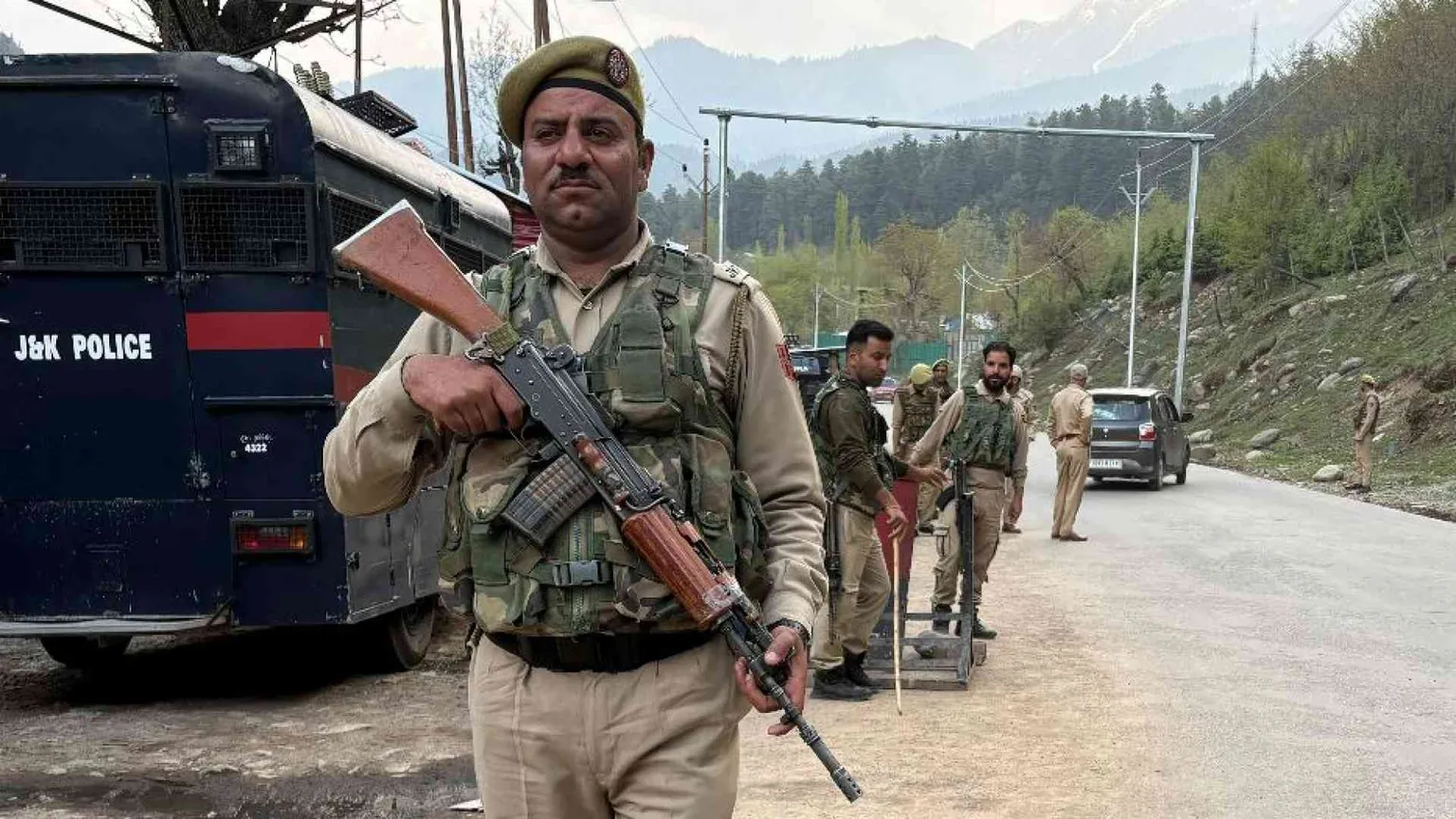 Attacco contro un gruppo di turisti nel Kashmir: 28 morti