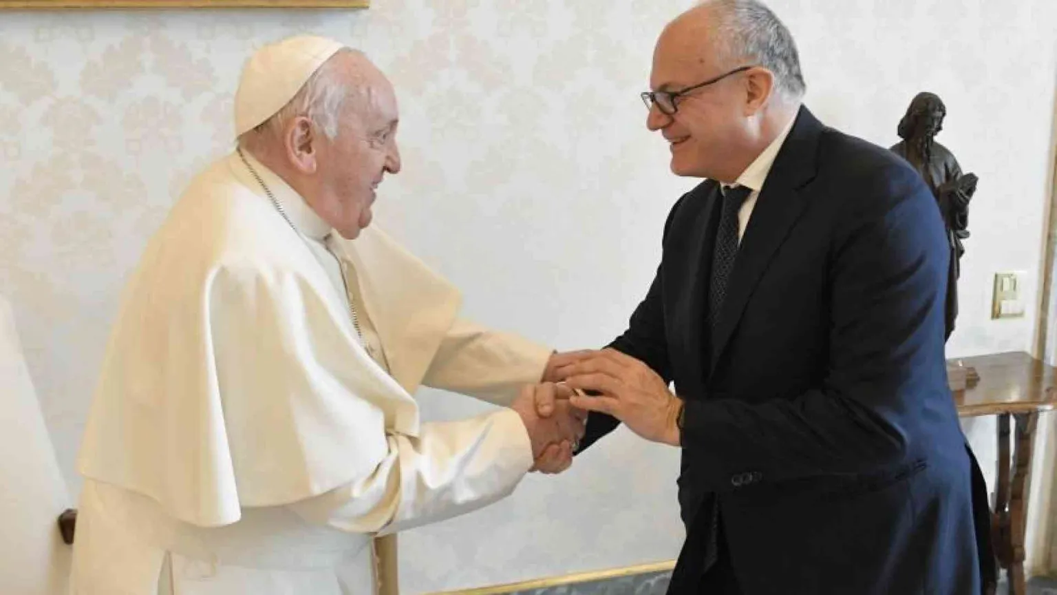 Gualtieri: «Mi sento più solo. Francesco vescovo della gente, amava Roma»