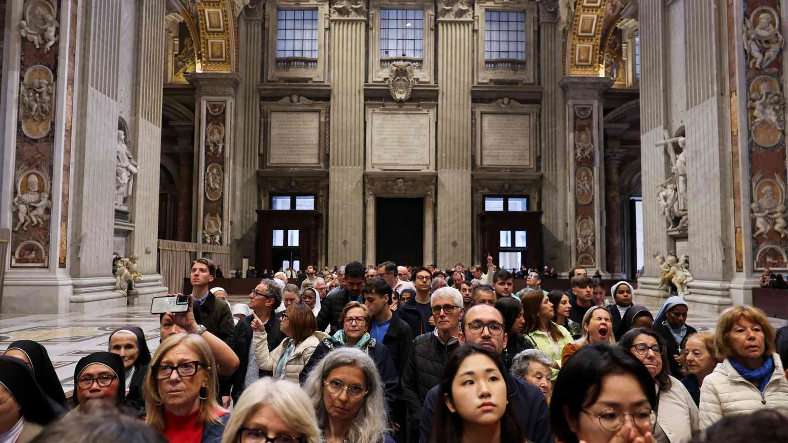 Ventimila fedeli per papa Francesco. Il saluto è continuato nella notte