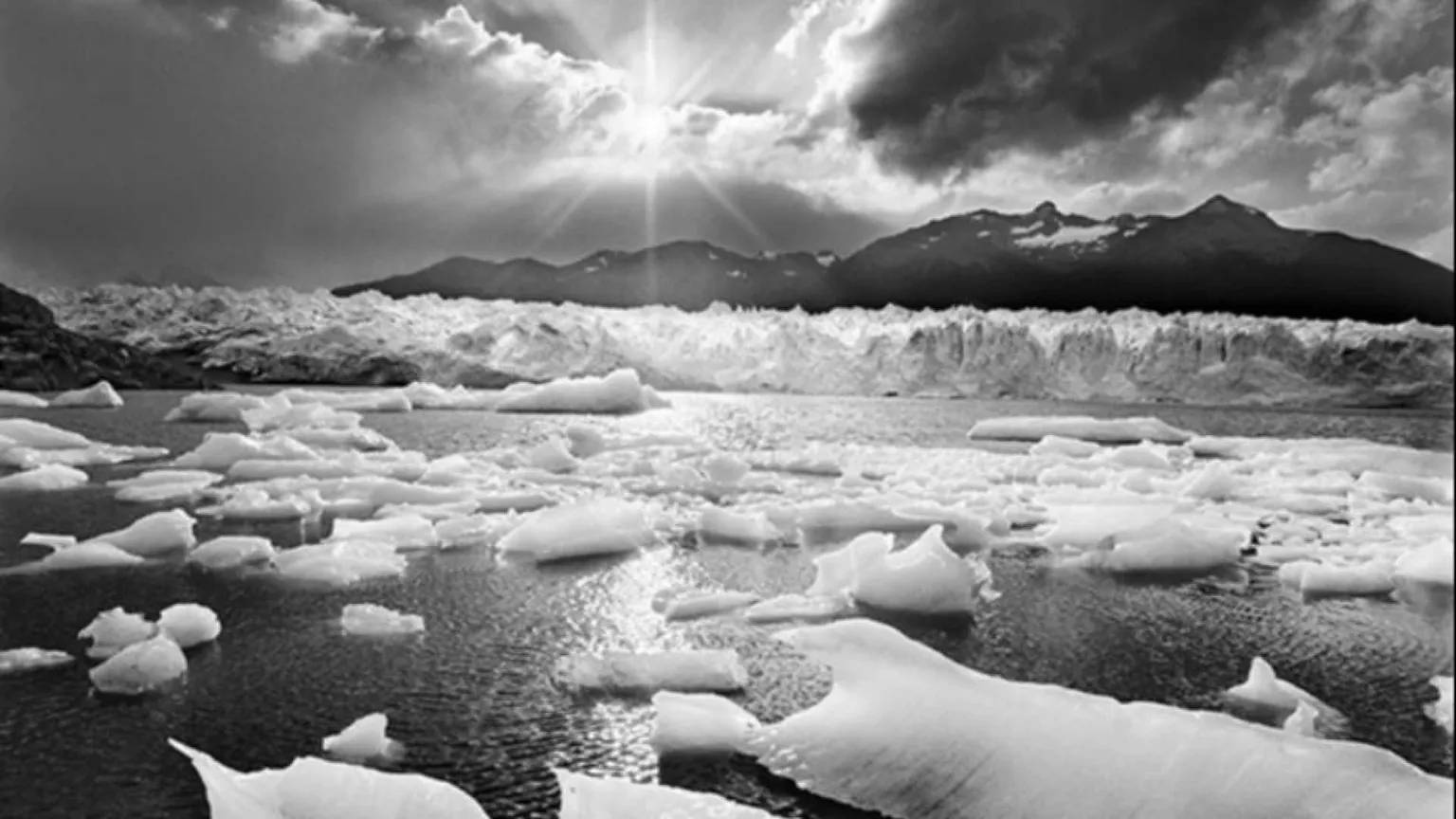 Il grido d'allarme di Salgado per i ghiacciai aggrediti dalla crisi climatica