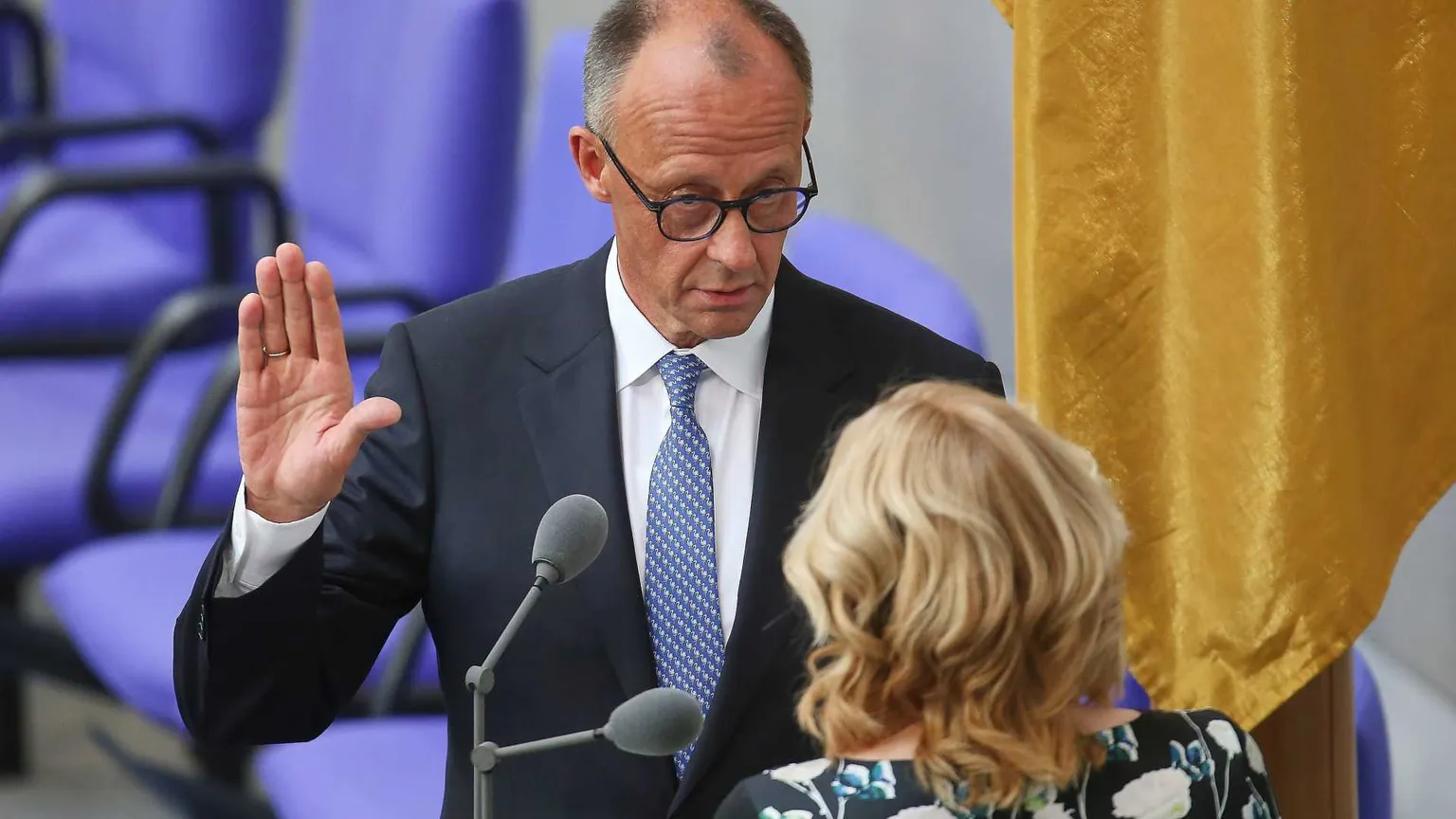 Merz cancelliere al secondo voto. Ma la Germania ha tremato