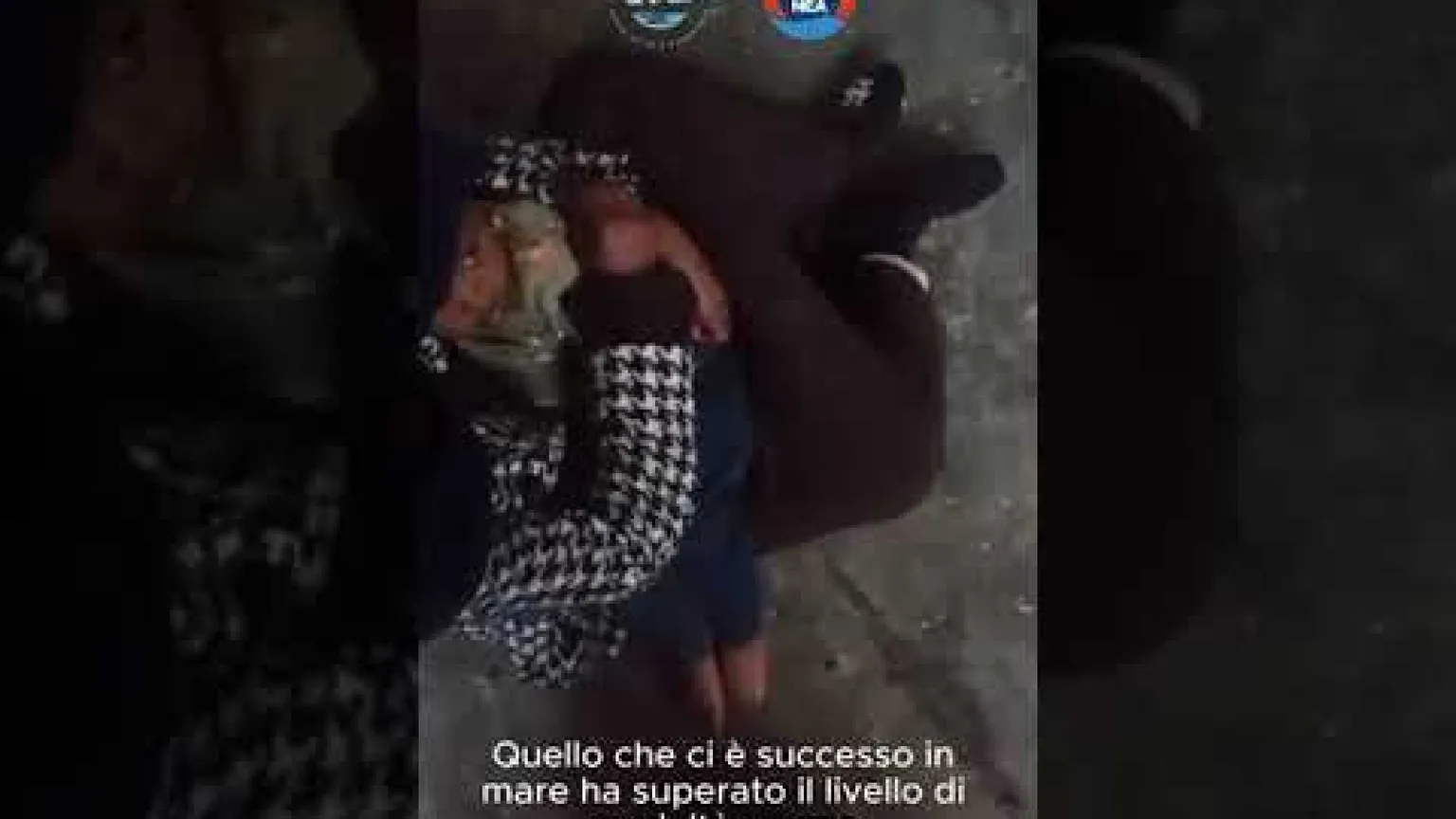 Fatima e Rakuya coi loro figli. Il video choc delle violenze in Libia