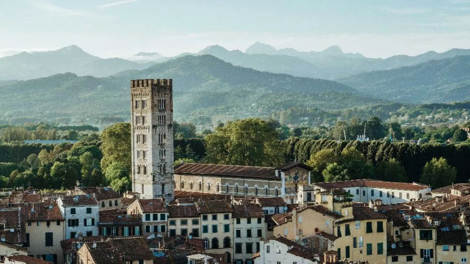Cosa ci insegna un campanile. Manuale per orientarsi in un tempo inquieto