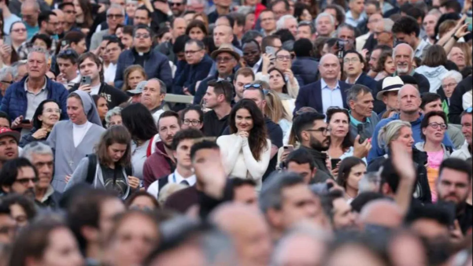 Un mondo in preghiera per l’elezione del nuovo Papa