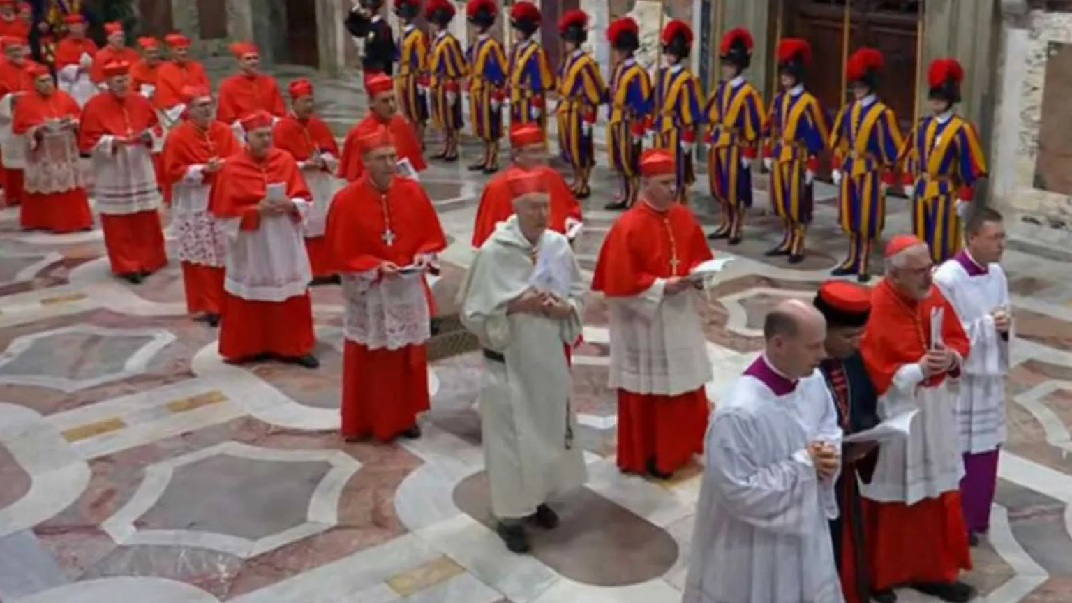 Le immagini e le suggestioni dei riti che hanno aperto il Conclave