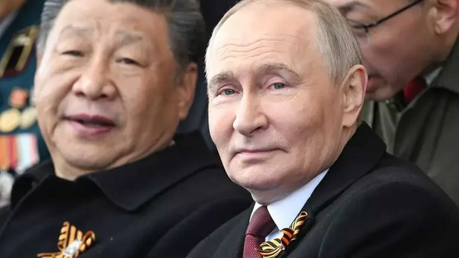 Putin e i suoi “fratelli” alla parata. E l'Ue vuole processarlo