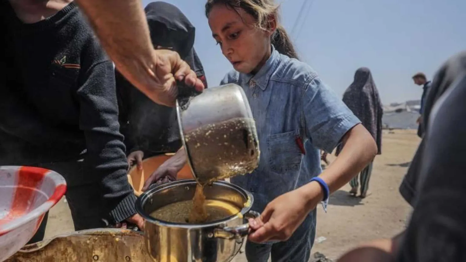 «Gaza è alla fame». Ancora senza data il ritorno degli aiuti