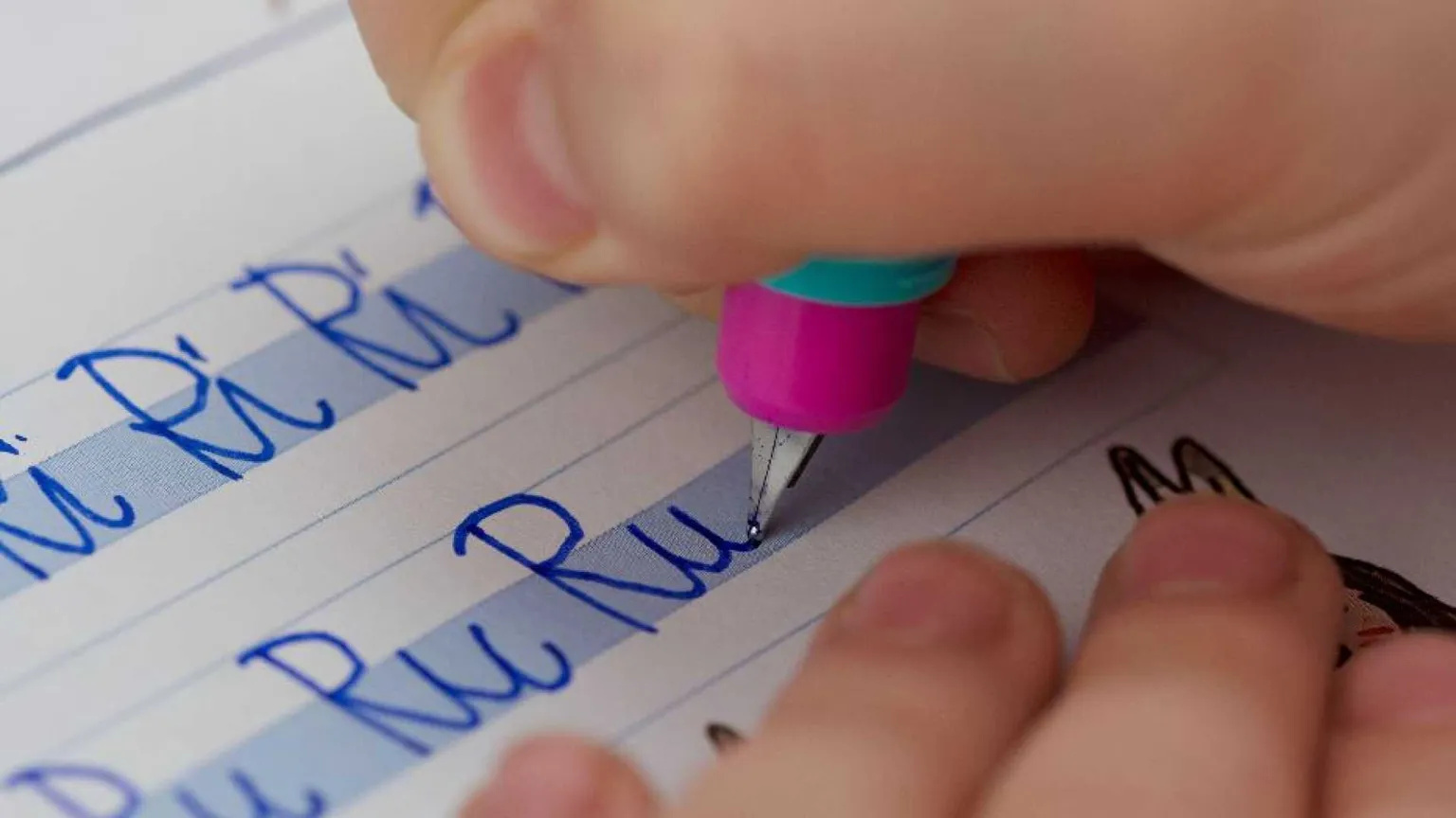 «L'obbligo di corsivo a scuola penalizza gli alunni dislessici»