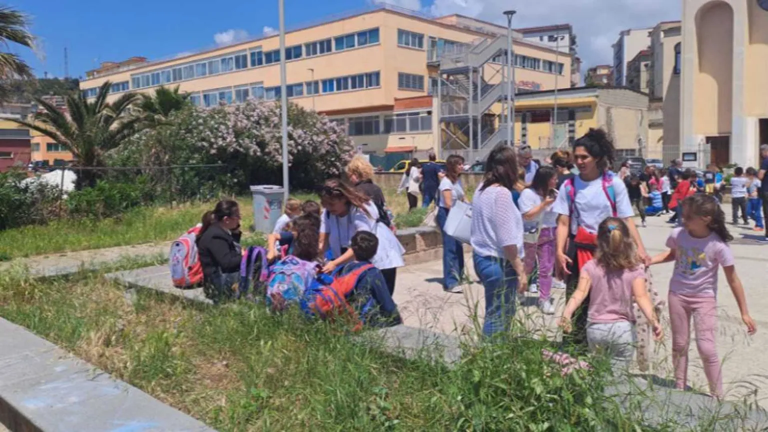 Forte scossa ai Campi Flegrei. A Napoli evacuate scuole e università