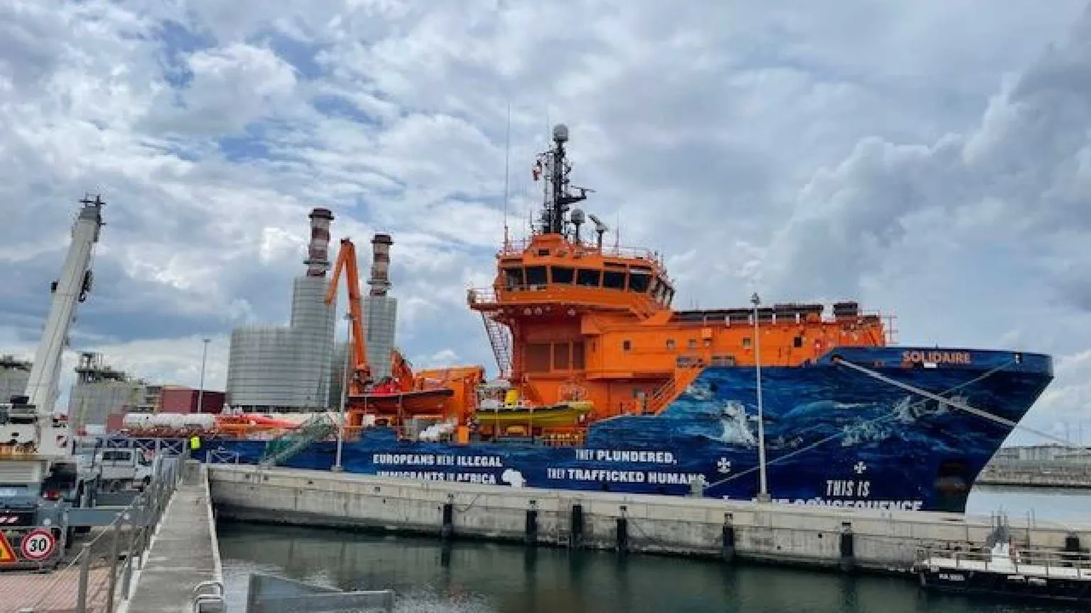La nave Solidaire del filantropo italo-argentino a Genova con 263 migranti