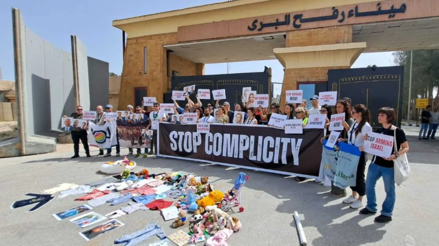 «Basta complicità». Dal valico di Rafah il grido di Ong e politici