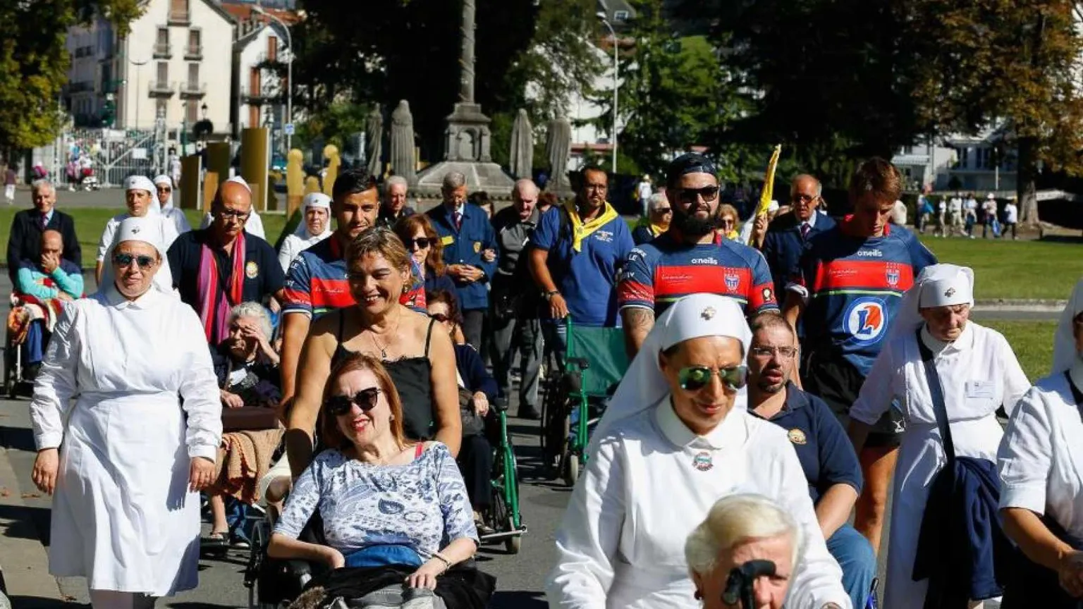 Ecco cosa dicono i giovani volontari a Lourdes: «È scuola di vita»