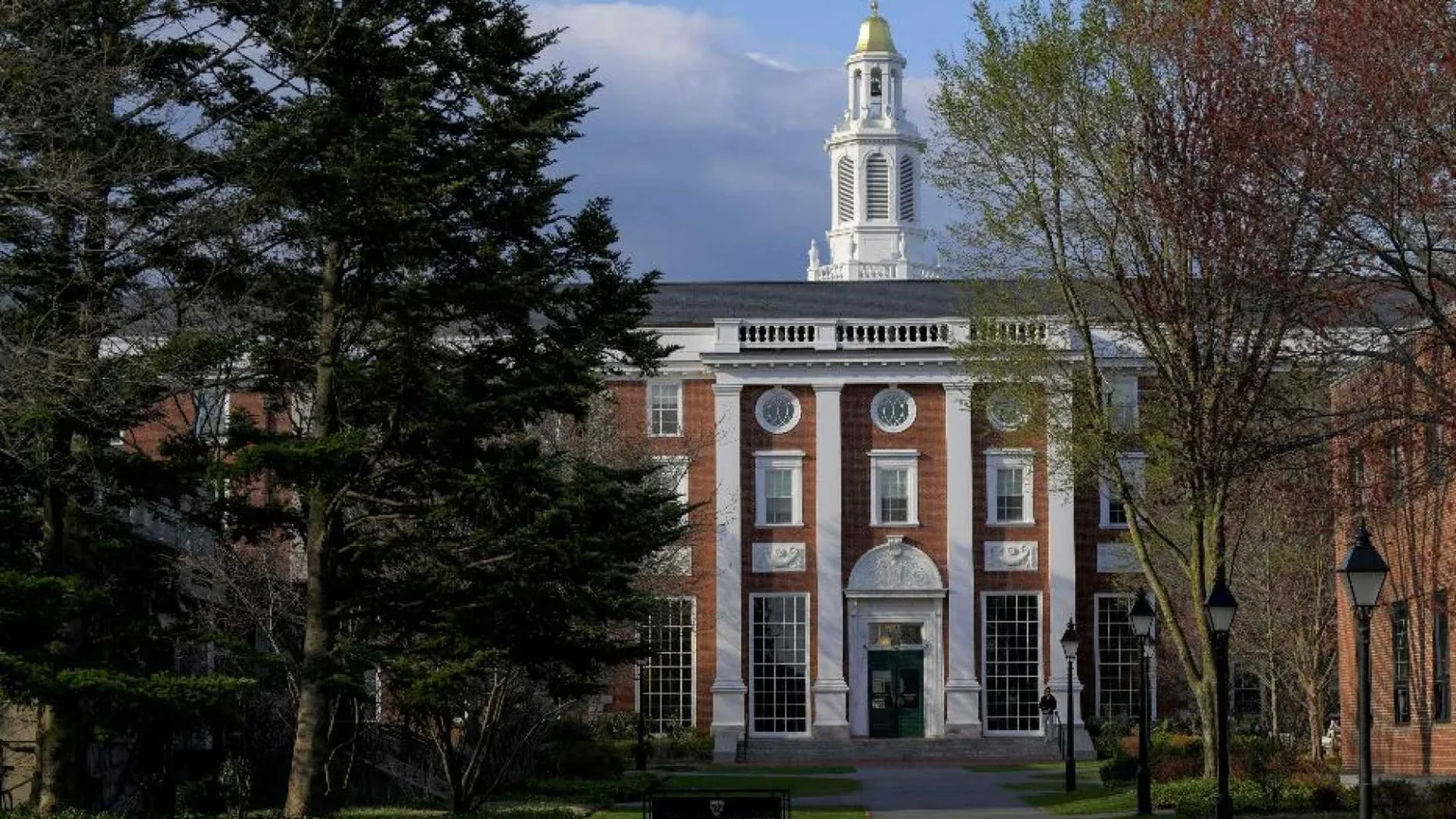 Trump vieta a Harvard l'iscrizione di studenti stranieri. L'ateneo: «Illegale»