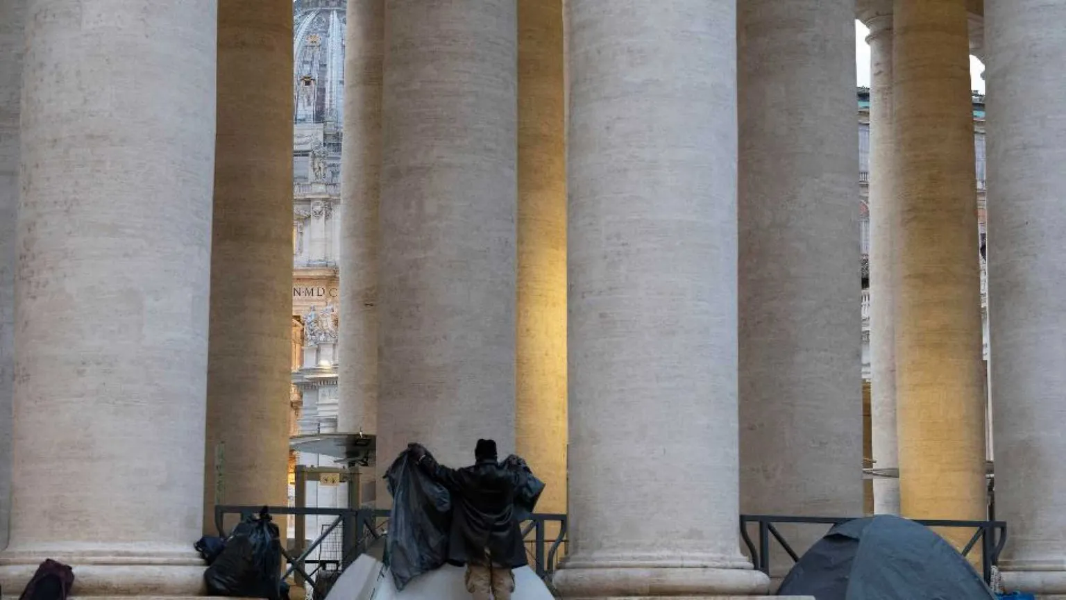Il Papa dona 5mila croissant ai clochard di Roma