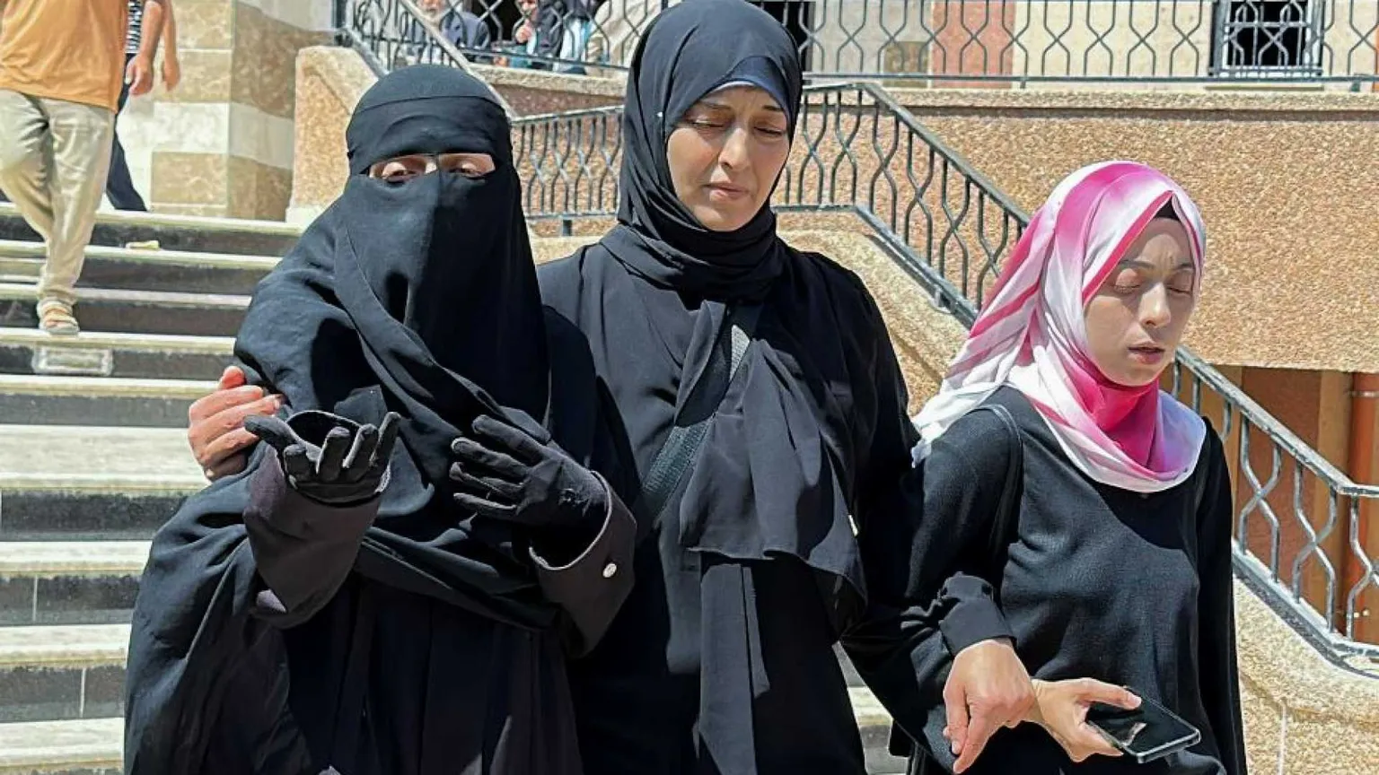 Lo strazio di Alaa, la pediatra che ha perso 9 dei suoi 10 figli in un raid