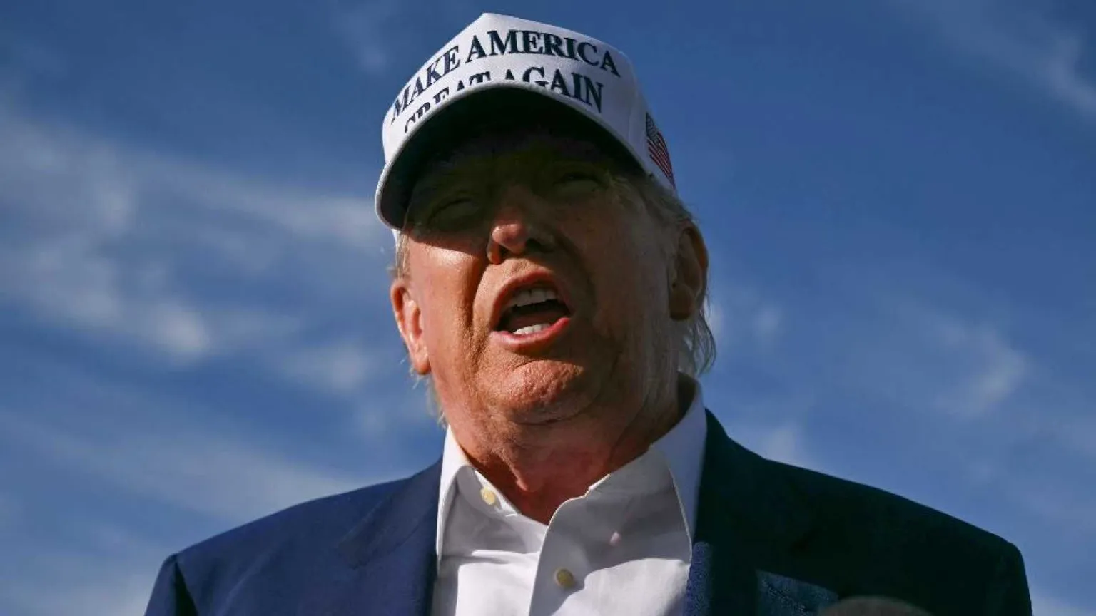 L'ennesimo dietrofront di Trump sui dazi per l'Ue. E Putin «è impazzito»