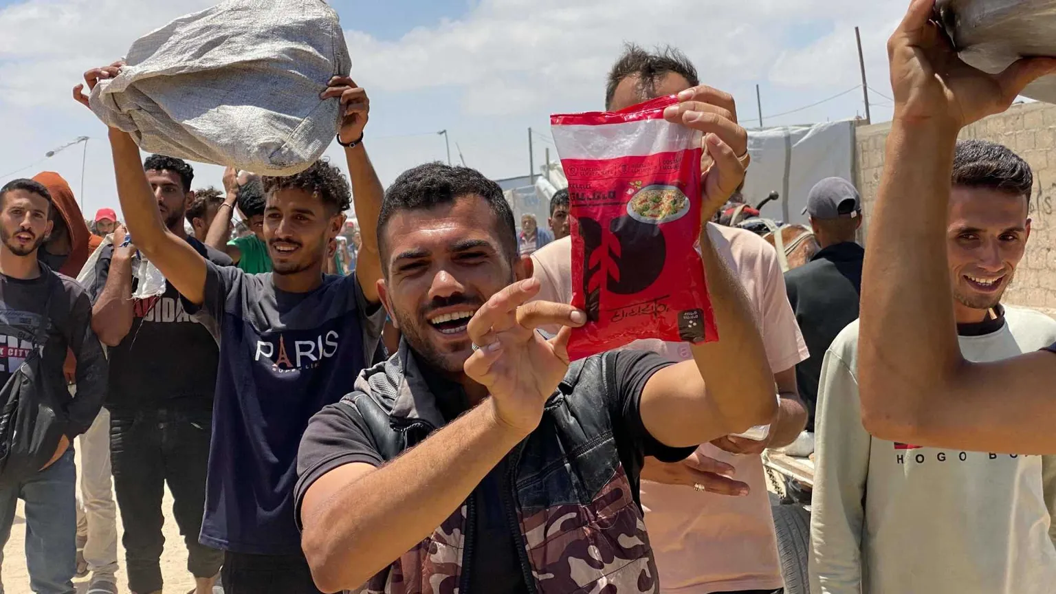 Guerra degli aiuti nella guerra di Gaza: le file per un po' di cibo