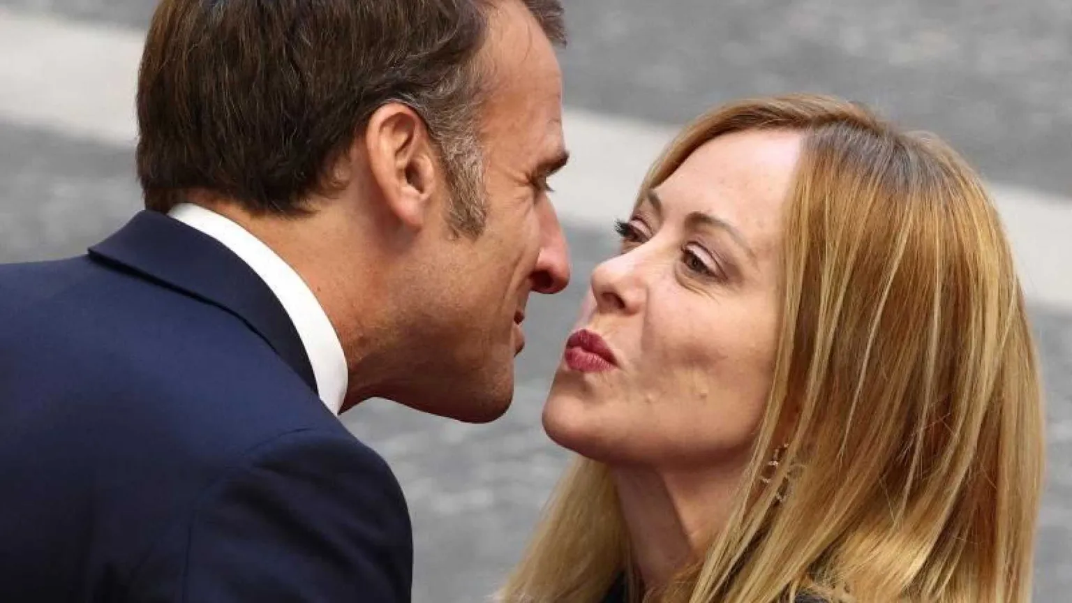 Sorrisi e baci per l’incontro del disgelo. Macron a Meloni: Italia cruciale