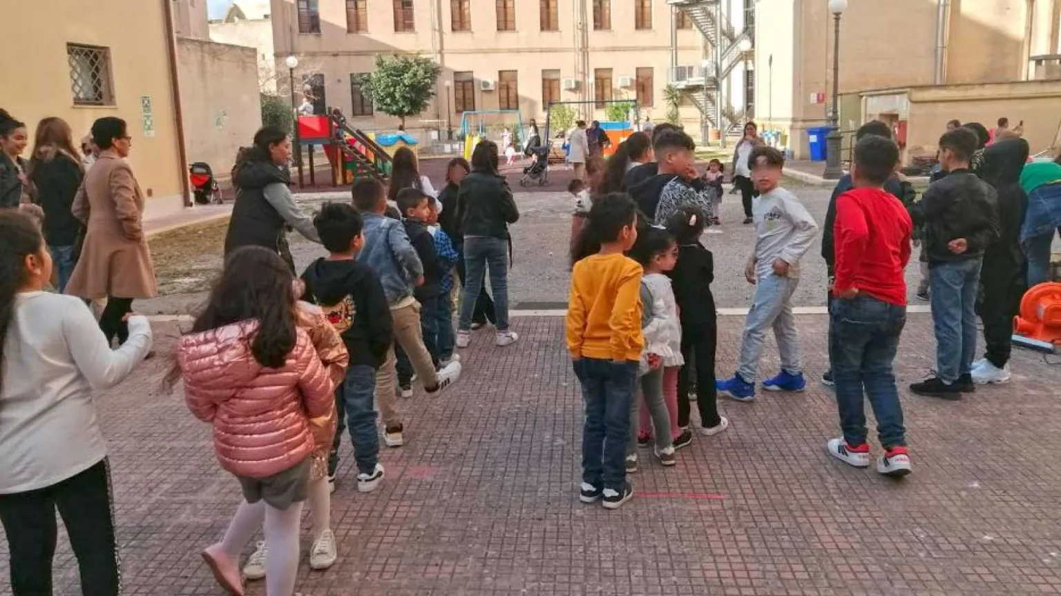 Sì, dovremmo riflettere sui diritti e sui doveri di chi c'è già