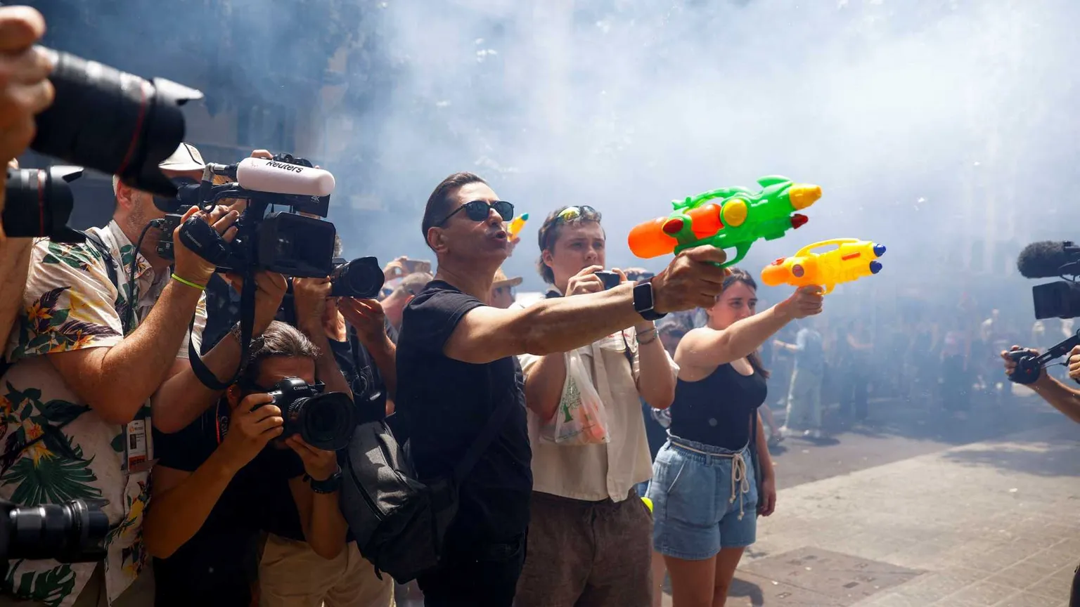 In Spagna riesplode la protesta: pistole ad acqua contro i turisti
