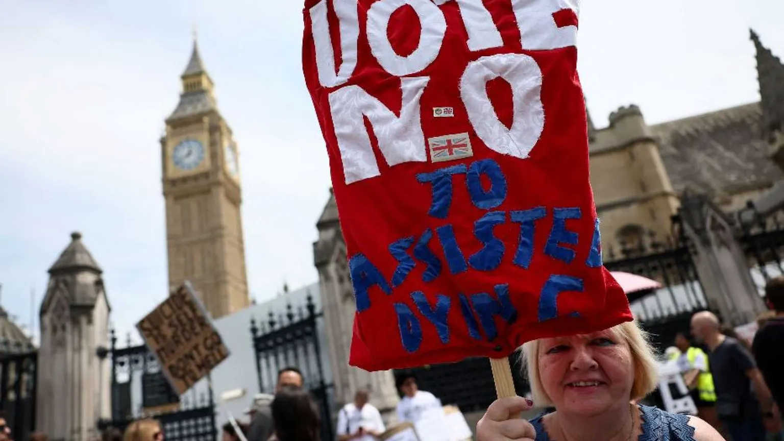 Per soli 23 voti il Parlamento di Londra ha scelto l'eutanasia