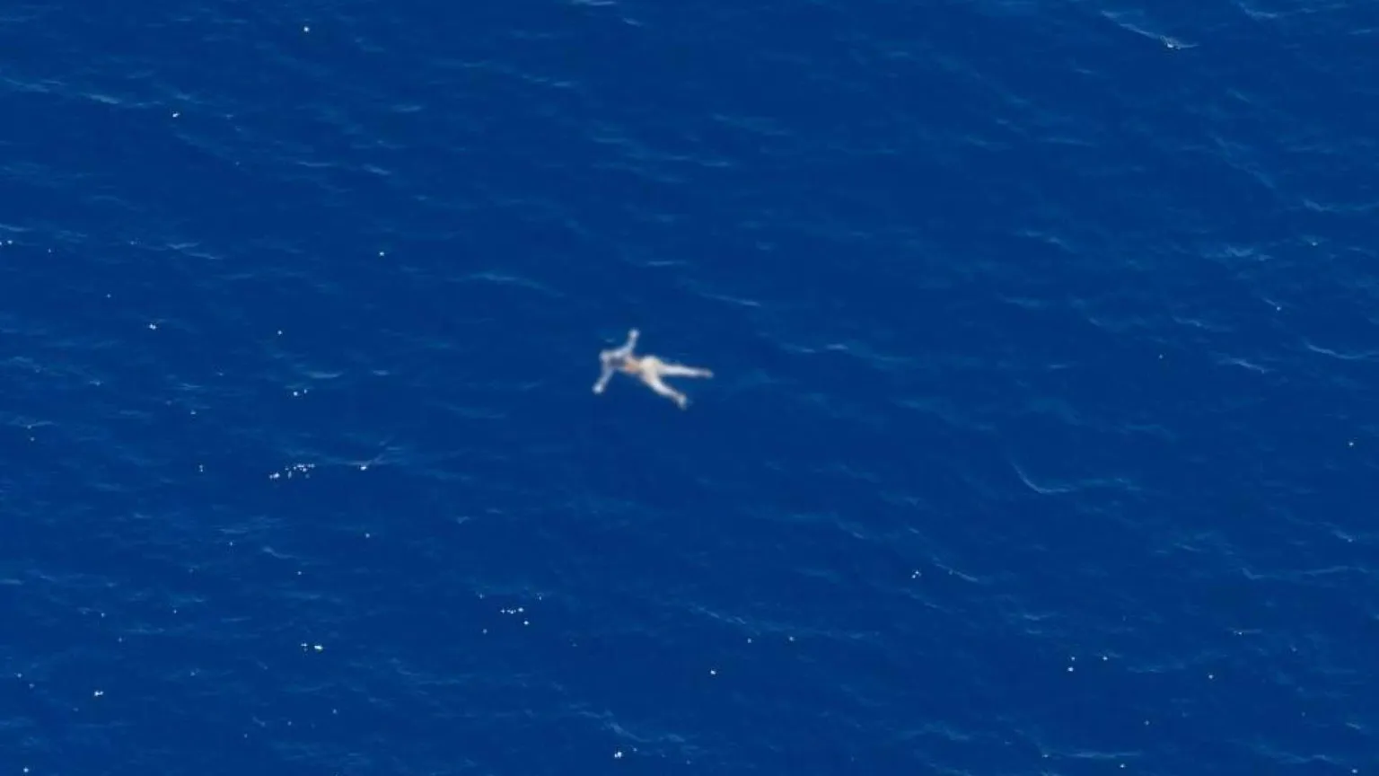 L'orrore in una foto: corpi di migranti galleggiano nel Mediterraneo