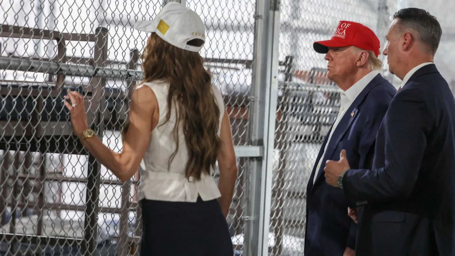 Trump rinchiude gli immigrati nella gabbia: è l'Alcatraz degli alligatori