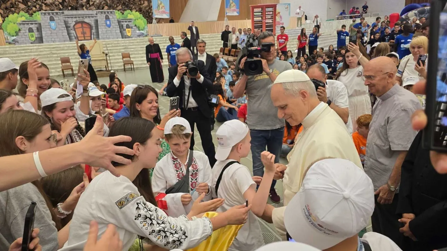 Il Papa ai bambini arrivati dall'Ucraina: «Siate costruttori di amicizie»