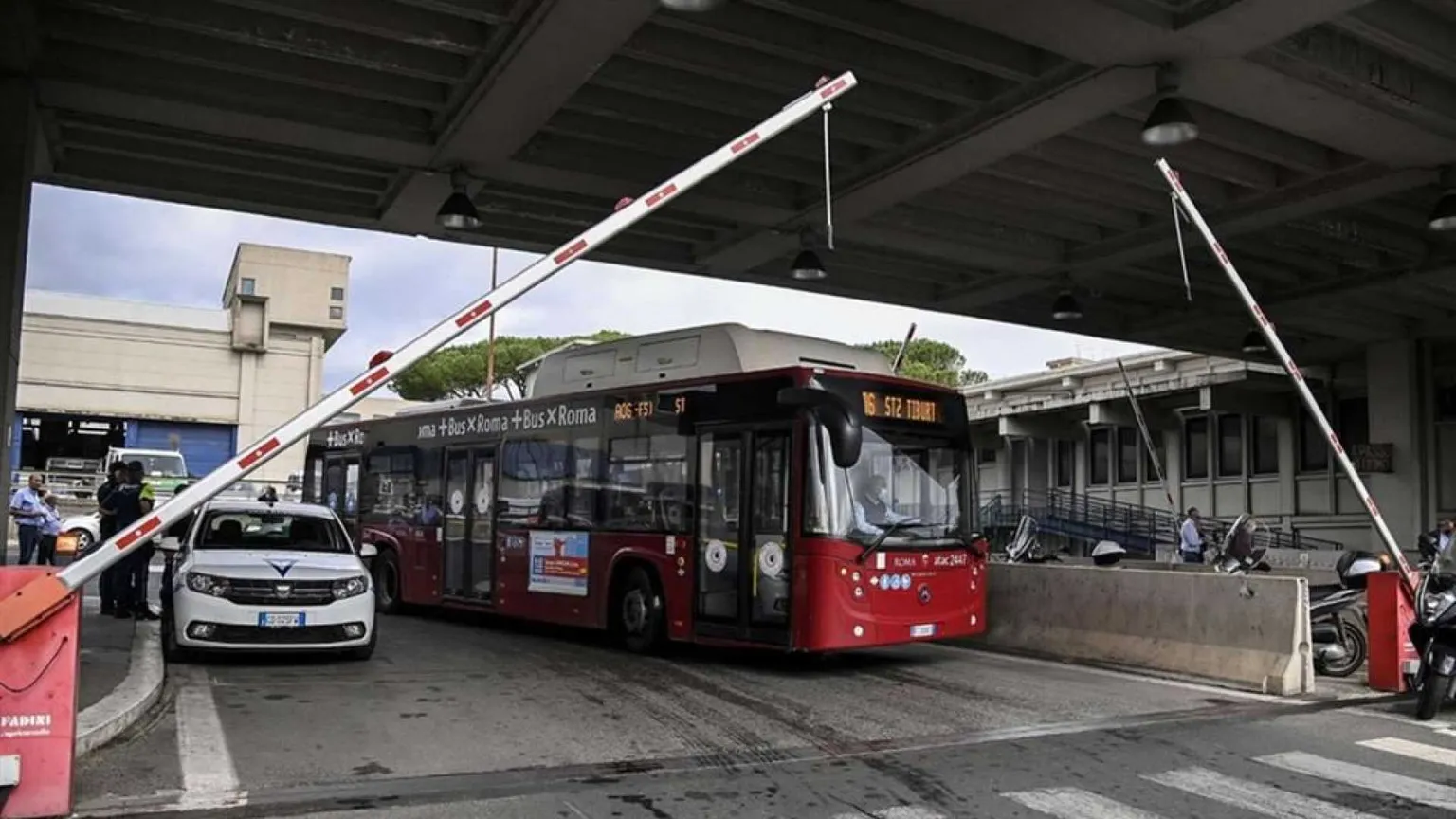 Aggressione su un bus nella Capitale, contestata l'aggravante del razzismo