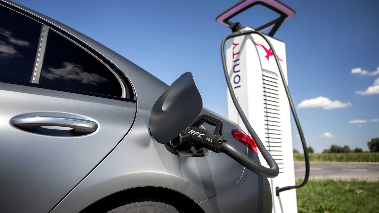Auto e Green Deal, sfida a colpi di dati: "Serve un organo di controllo"