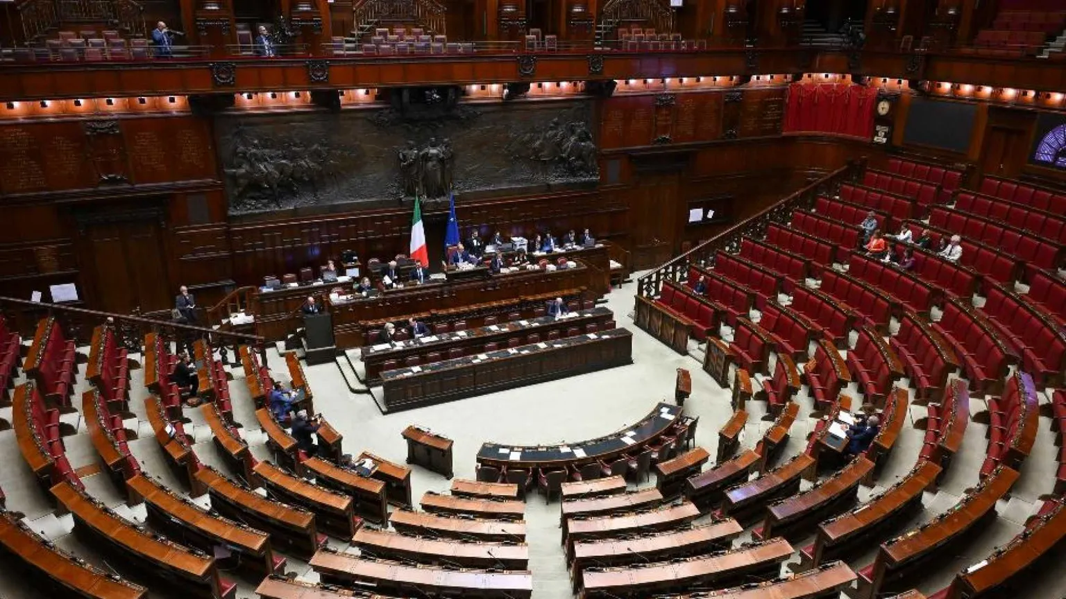 C'è un esercito di onorevoli morosi. E i partiti adesso vanno all'incasso