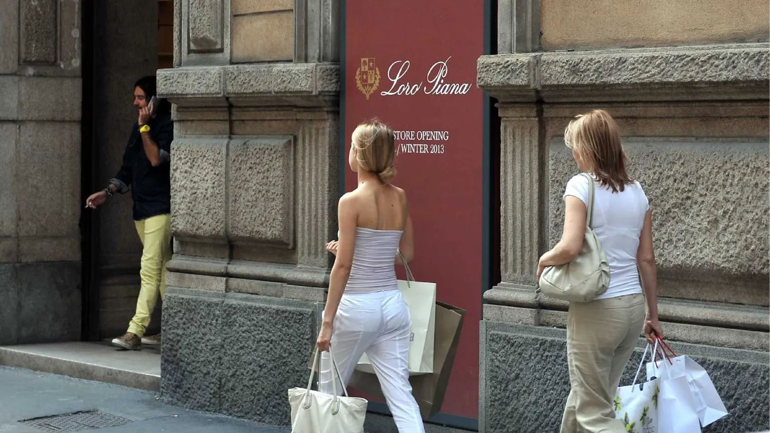 Il lusso, gli sfruttati e noi: ecco chi ha subito un danno
