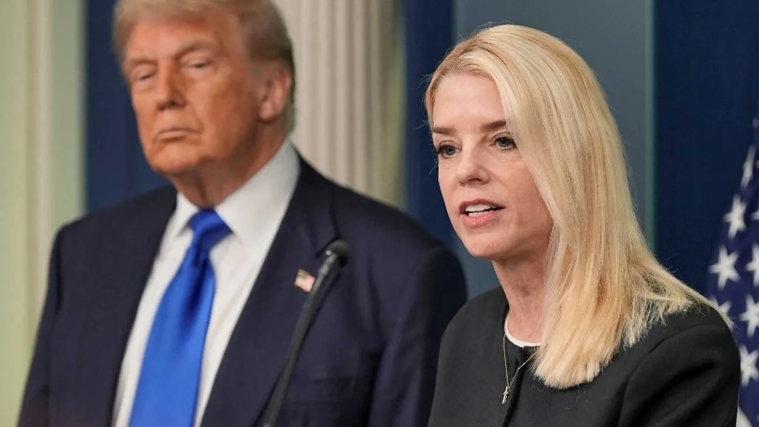 Politica, bufale e lettera oscena: la saga Trump-Epstein è appena cominciata