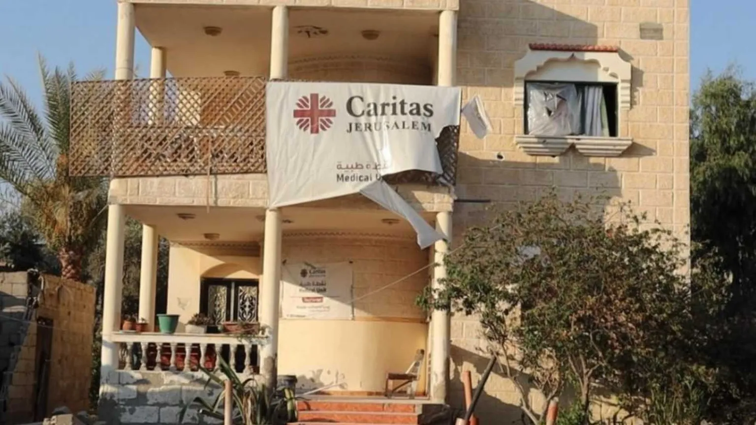 È stato distrutto il centro medico della Caritas a Deir al-Balah