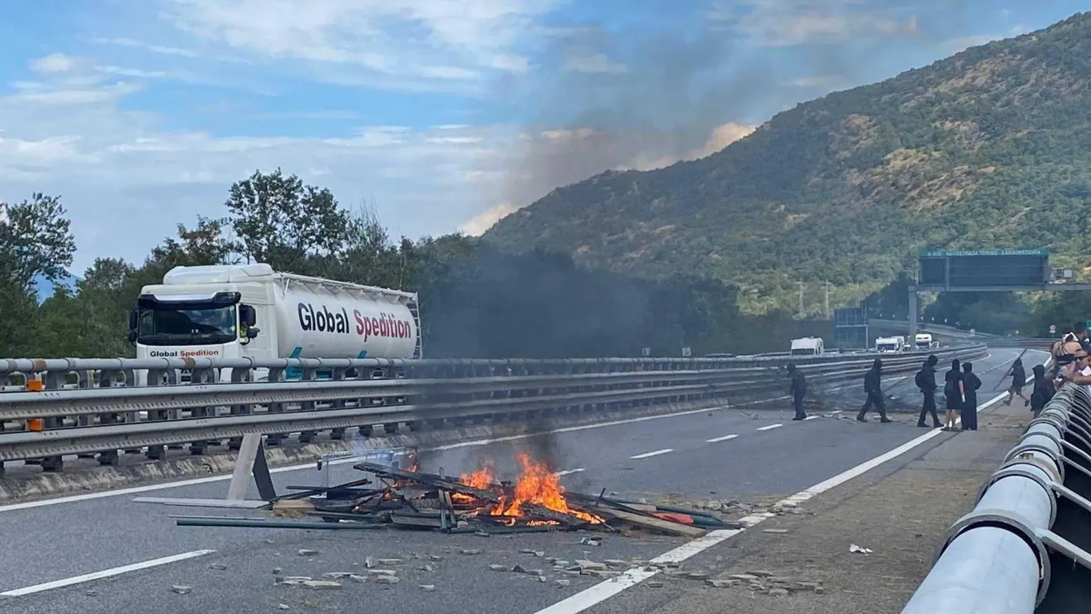 Bombe carta contro la polizia: l'ultima azione no Tav è un caso politico