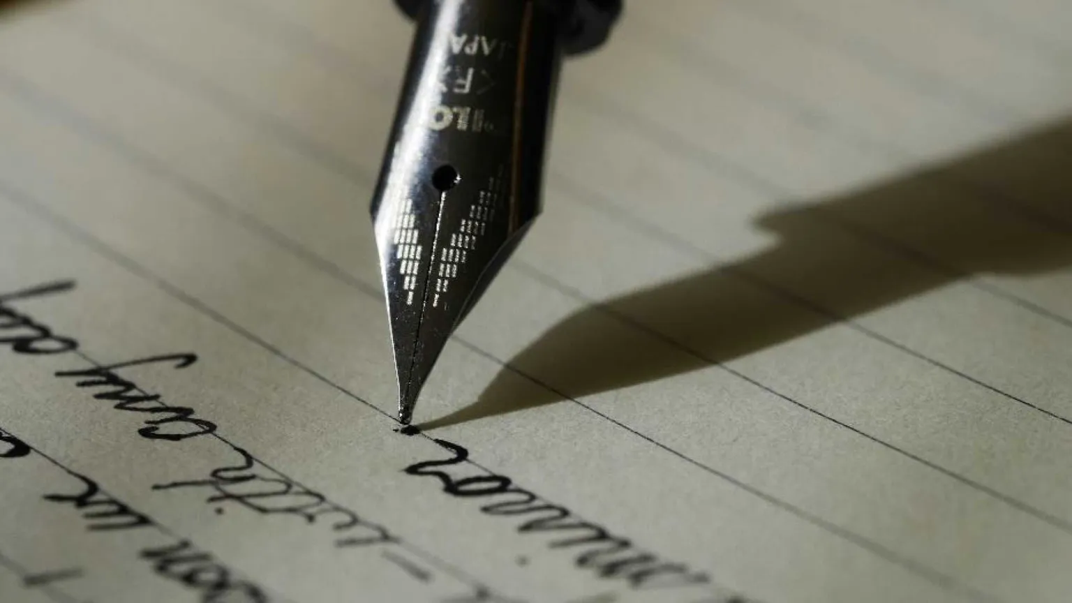 Libri, mediocrità e consenso: la letteratura è diventata un premificio?