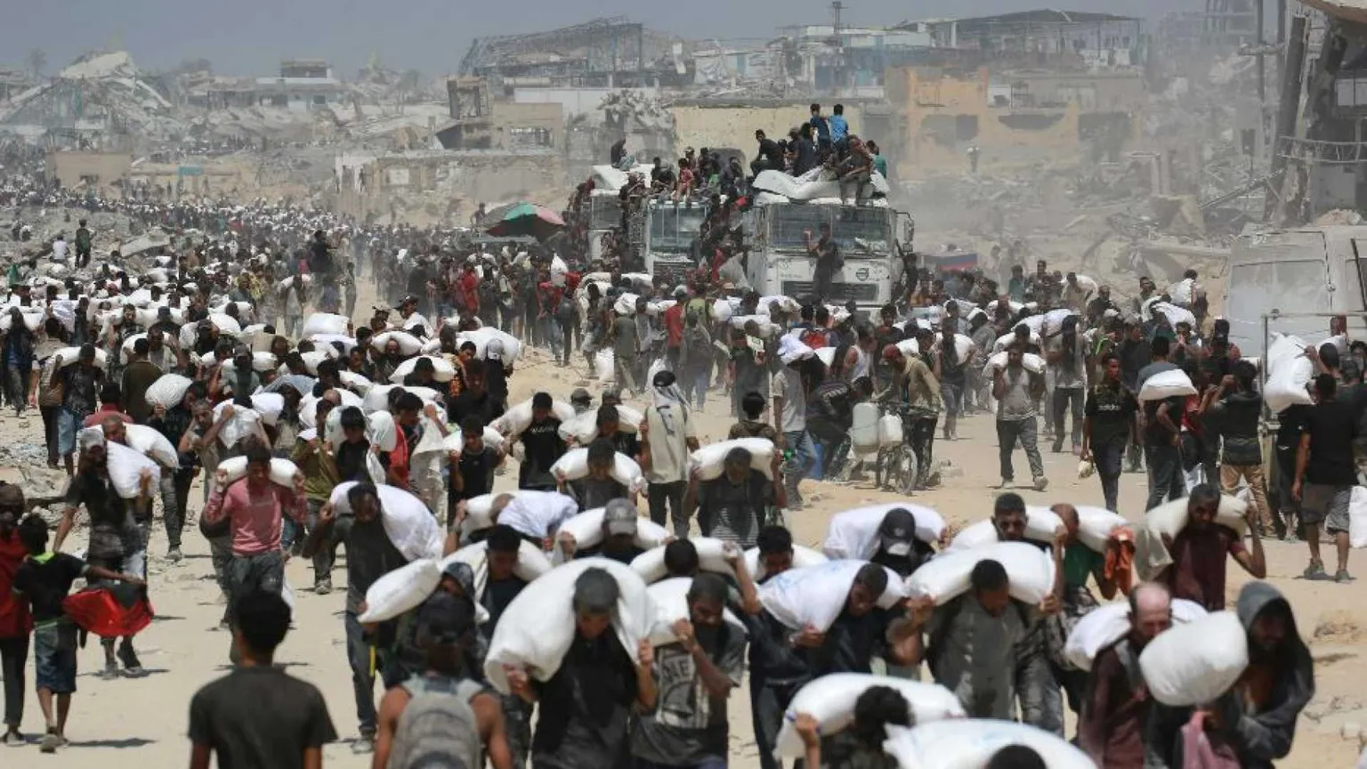 Aiuti (pochi) e pacchi dal cielo, ma per Netanyahu «non c'è fame a Gaza»