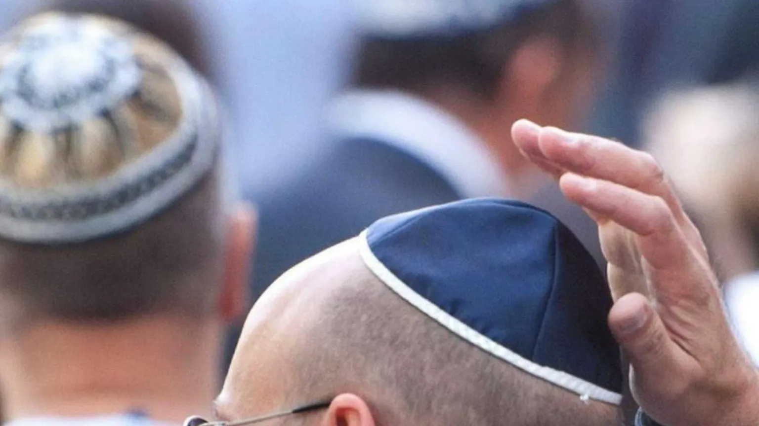 «Assassini», poi i calci: la famiglia di francesi aggredita per la kippah
