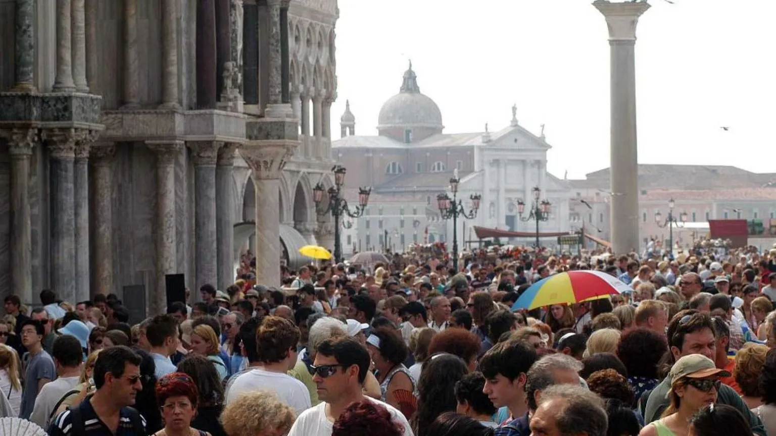 I turisti che spendono poco? Trattiamoli come i piccioni