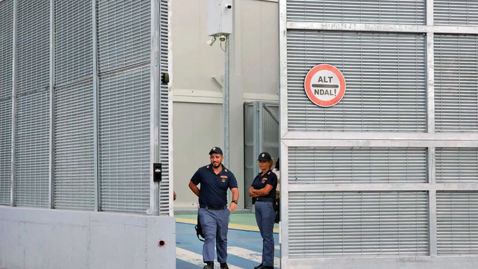Il caso dei 132 migranti trasferiti in Albania «senza ordini»