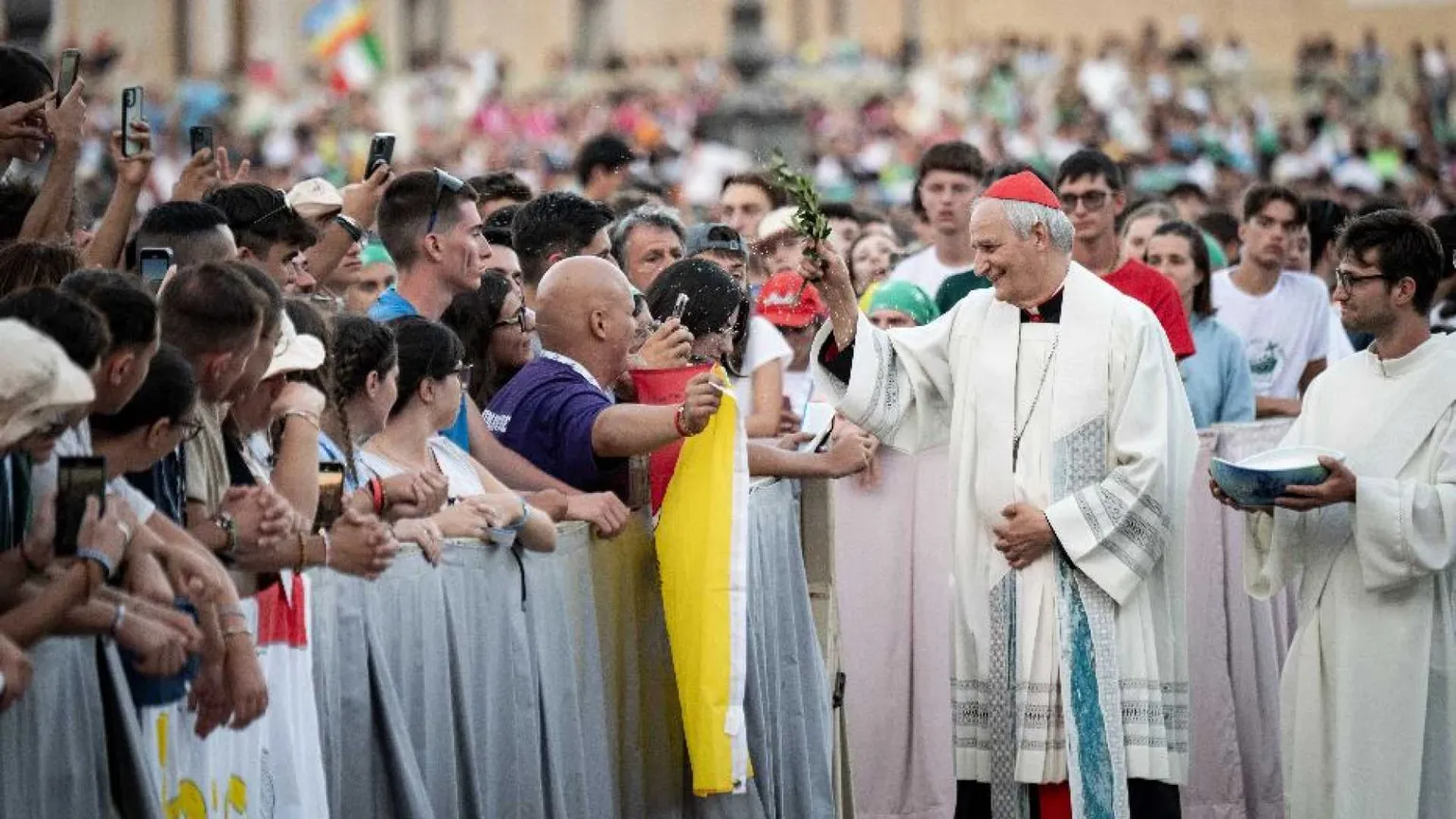 I giovani italiani in San Pietro. Zuppi: la Chiesa, casa che accoglie tutti